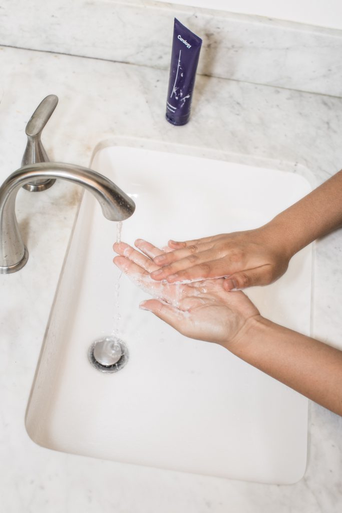 غسل اليدين بصابون تعقيم يدين 